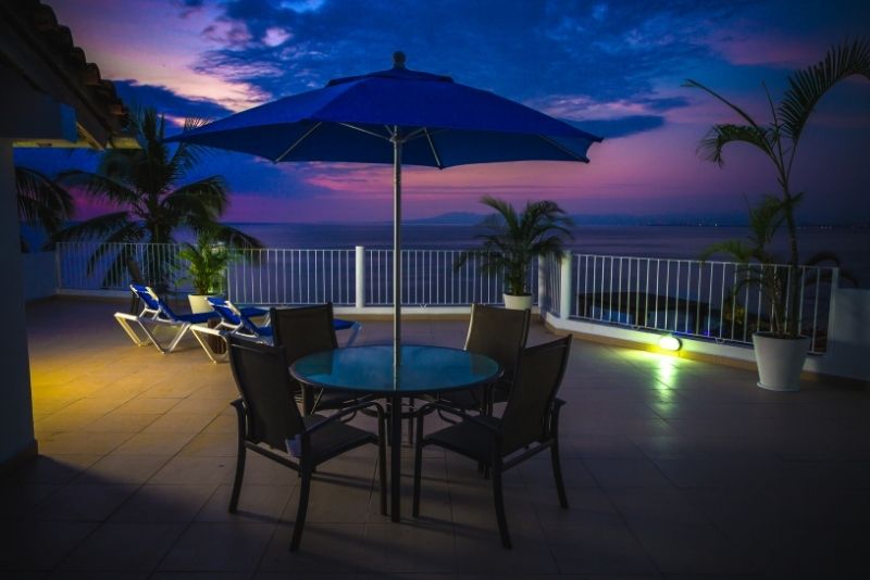 A patio with a sitting area